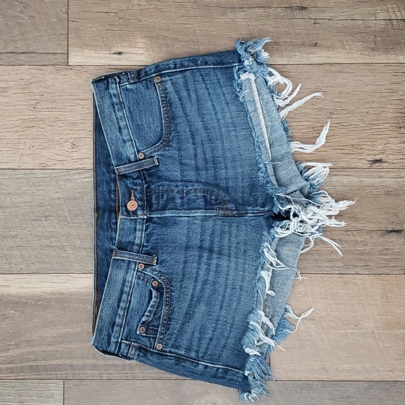 Levi's Women's Short Shorts - Picture 2 of 8